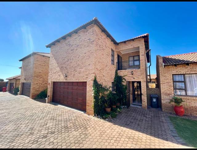 3 BEDROOM TOWNHOUSE FOR SALE IN CHANCLIFF RIDGE